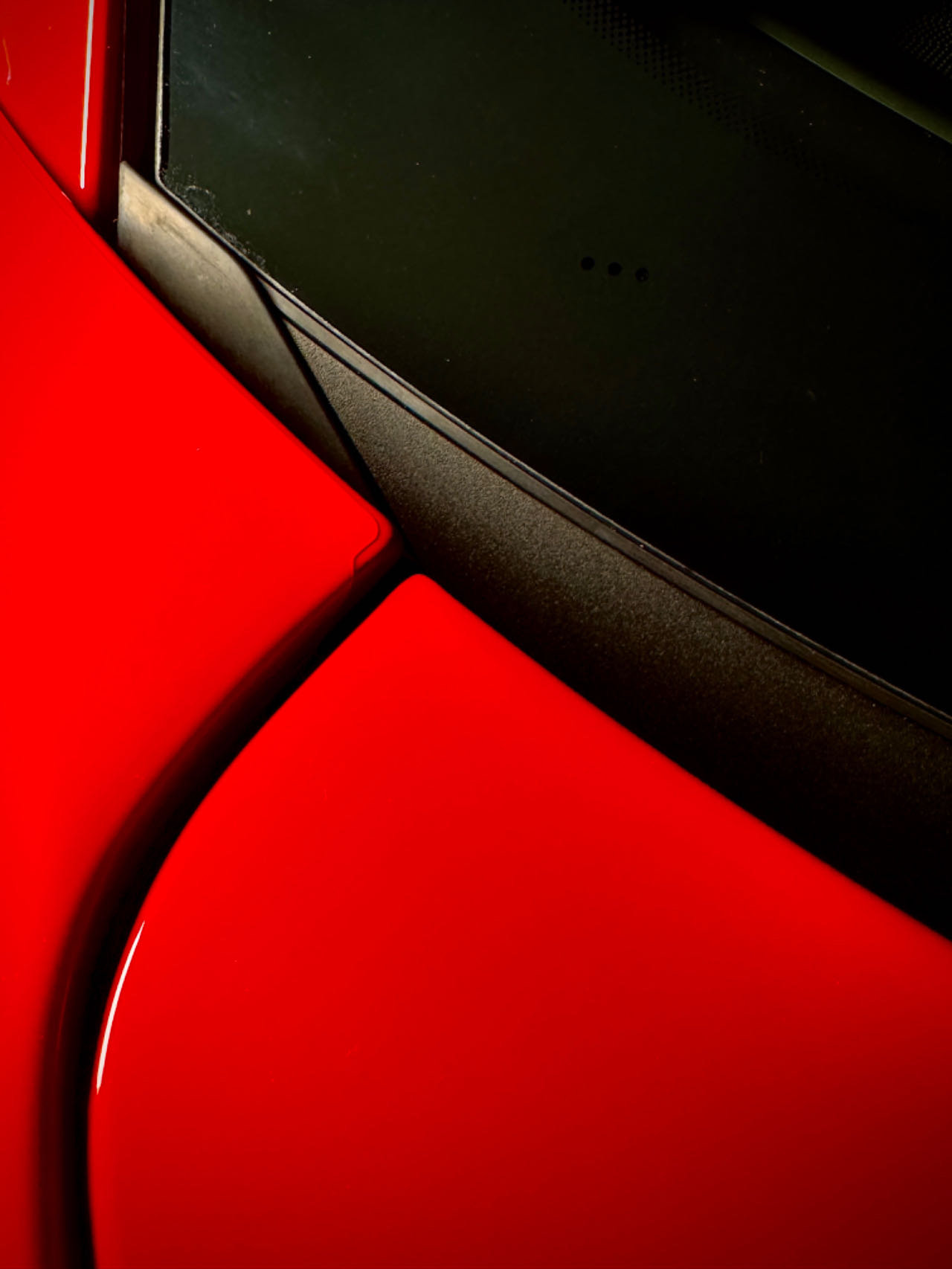 Close-up comparison of fully wrapped and exposed PPF edges, example 1